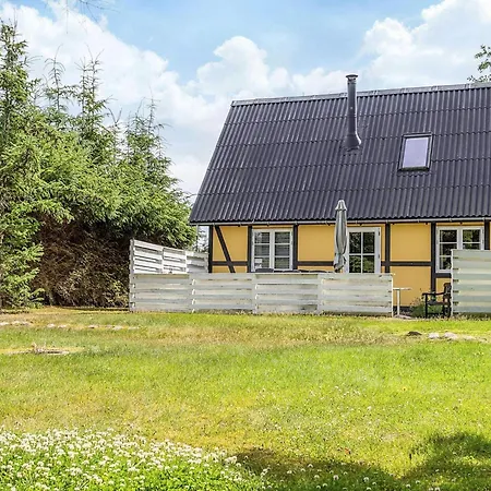 6 Person In Hals-by Traum * Hals